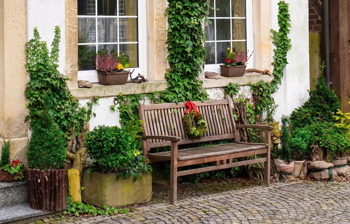 How to Choose a Wooden Garden Bench for a Small UK Garden